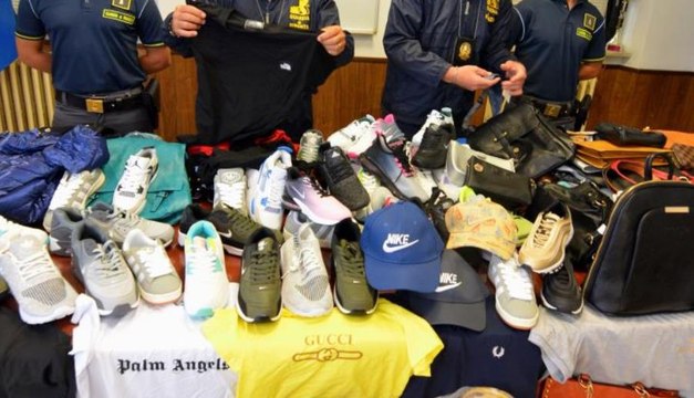 Pescara - Sequestrati centinatia di capi di abbigliamento e accessori contraffatti di noti brand (30.07.25)