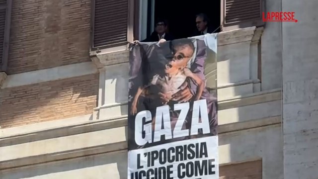 Bonelli e Fratoianni espongono uno striscione per Gaza sulla facciata di Montecitorio: «L'ipocrisia uccide come la fame»