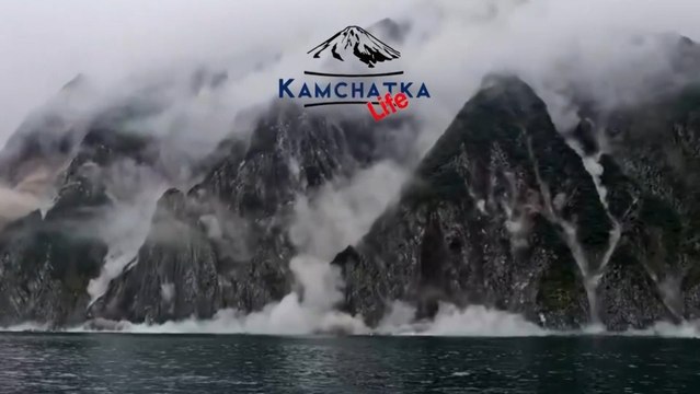 Las rocas colapsan formando grandes nubes de polvo a causa del terremoto en Kamchatka