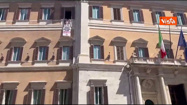 Gaza, Bonelli e Fratoianni espongono striscione a Montecitorio: L'ipocrisia uccide come la fame