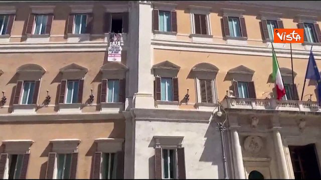 Gaza, Bonelli e Fratoianni espongono striscione a Montecitorio: L'ipocrisia uccide come la fame