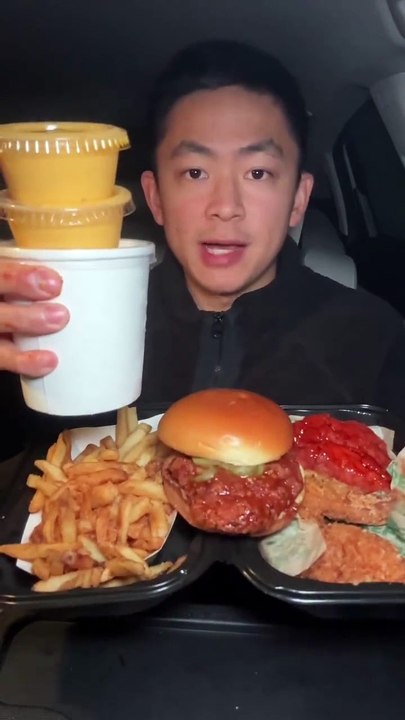 Follow for more ASMR videos🌮🍟 Credits: @thejcheneats #mukbang #asmr #fastfood #asmreating