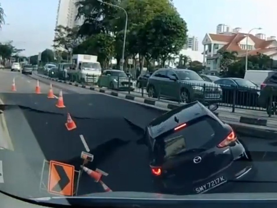 Frisch geteerte Straße reißt auf und verschluckt Auto