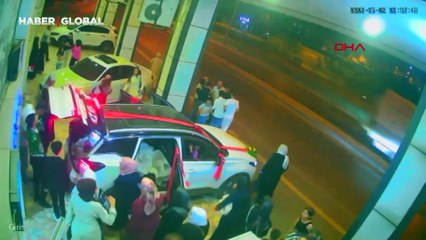 Bursa'da akılalmaz kaza! Yolu aşıp metro duvarına çarptı