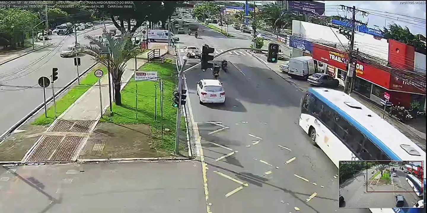 Câmeras registram colisão entre ambulância e onibus em Maceió; gestante sai ilesa