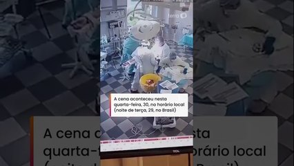 Médicos seguram paciente que passava por cirurgia durante terremoto na Rússia #shorts