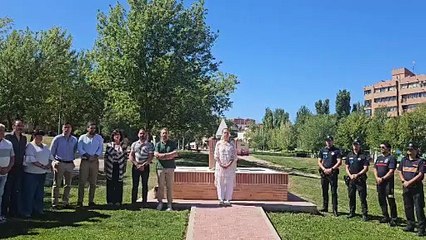 Homenaje a las víctimas del Covid en el monumento de Adoratrices