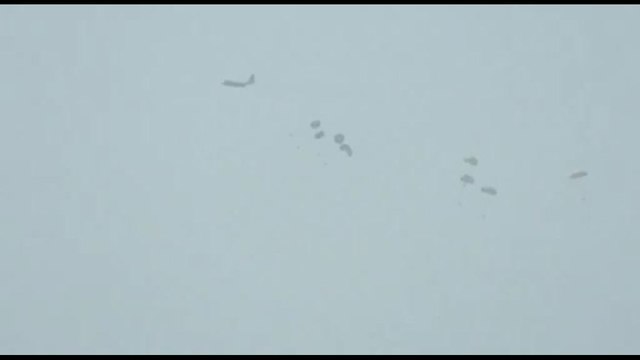 Un aereo lancia aiuti umanitari sulla Striscia di Gaza