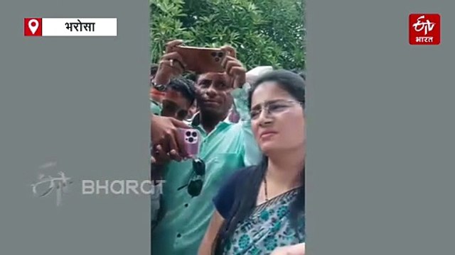 भावनिक हुंदका... सरकारला शेतकऱ्यांचा जीव गेल्यावरच जाग येणार का? आठवीच्या मुलीनं रोहित पवारांसमोर मांडली व्यथा