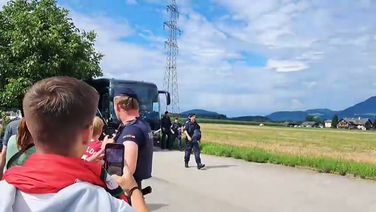 L’arrivée bien encadrée du car de Ronaldo - Foot - Matches amicaux