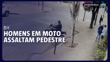Câmeras de segurança flagram dois homens em moto assaltando pedestres