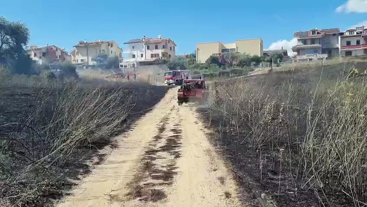 Rogo tra il quartiere di Badu ?e Carros e la statale 389: fiamme vicine alle case: le immagini dell'incendio