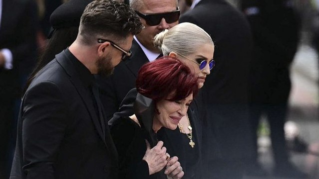 Funeral de Ozzy Osbourne: Sharon Osbourne, desconsolada, llega al puente de Black Sabbath para rendir tributo a su marido.