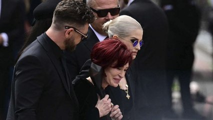 Funeral de Ozzy Osbourne: Sharon Osbourne, desconsolada, llega al puente de Black Sabbath para rendir tributo a su marido.