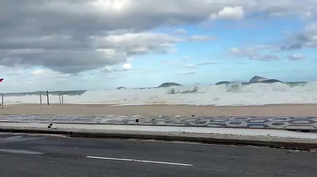 Após ressaca no RJ, ondas invadem pista e causam danos