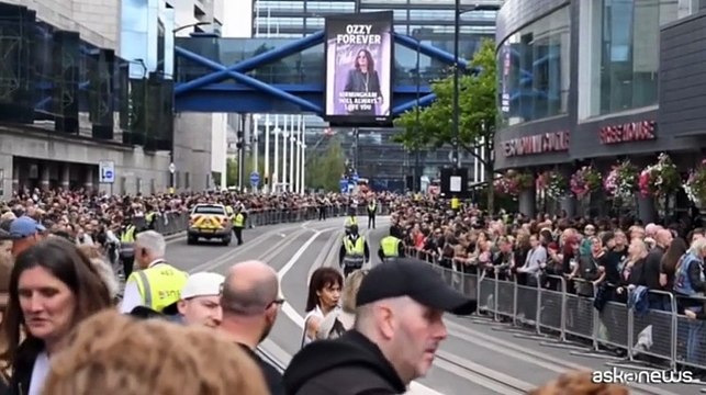 In migliaia a Birmingham per il corteo funebre di Ozzy Osbourne