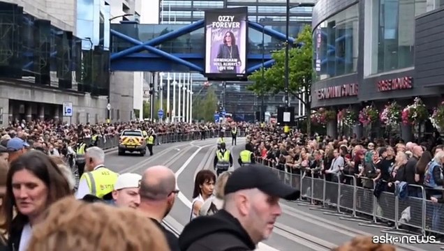 In migliaia a Birmingham per il corteo funebre di Ozzy Osbourne