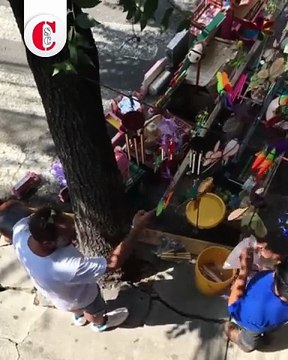 VIDEO: Desalojan a una familia de ambulantes de una esquina “por molestia visual”