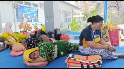 In Indonesia le persone in fuga dallo tsunami nei rifugi