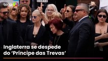 Viúva de Ozzy Osbourne é amparada pelos filhos durante funeral do músico