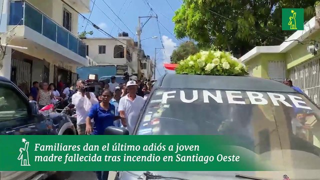 Familiares dan el último adiós a joven madre fallecida tras incendio en Santiago Oeste
