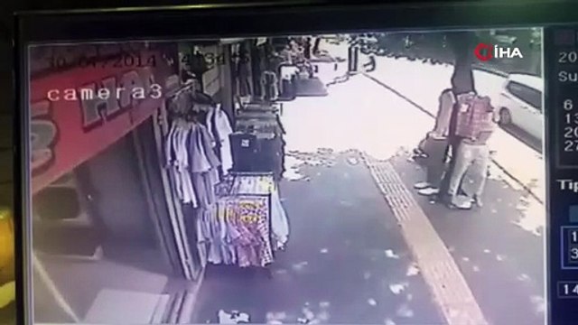 Faciadan kıl payı dönüldü! Telefonla konuşarak kıyafet seçen anne az daha bebeğinin ölümüne neden oluyordu!