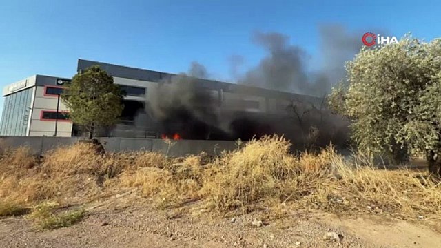 Kamyonette başlayan yangın fabrikaya sıçradı