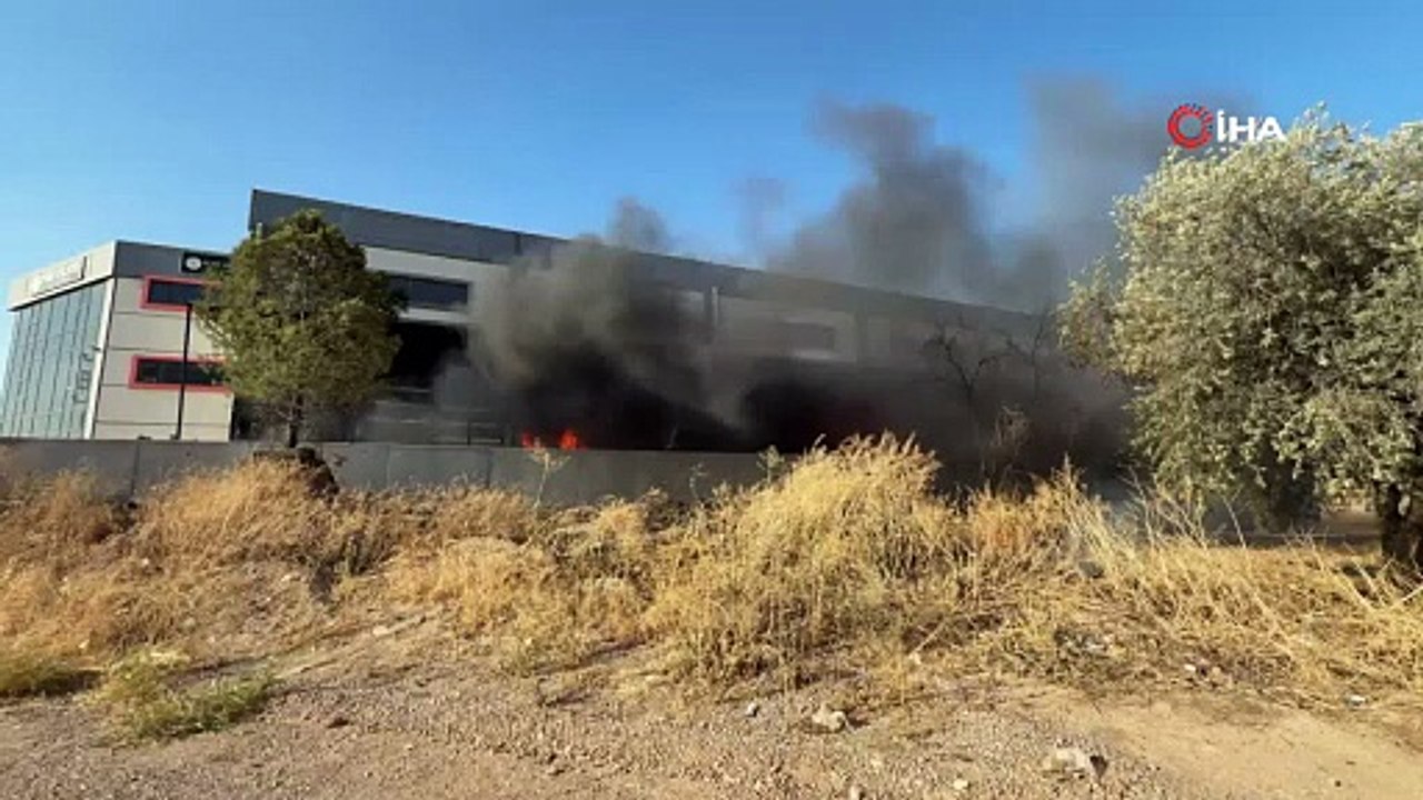 Kamyonette başlayan yangın fabrikaya sıçradı