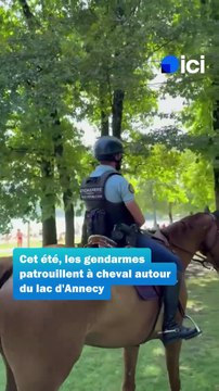 Les chevaux de la Garde républicaine patrouillent sur les bords du lac d’Annecy