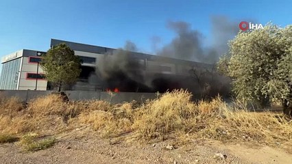 İzmir’de yükleme yapan kamyonet alev aldı: Yangın fabrikaya sıçradı