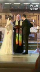 Ce chien parcourt l’allée puis apporte l’alliance lors de ce mariage