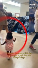 Cette petite fille apporte de la joie aux personnes dans ce centre commercial