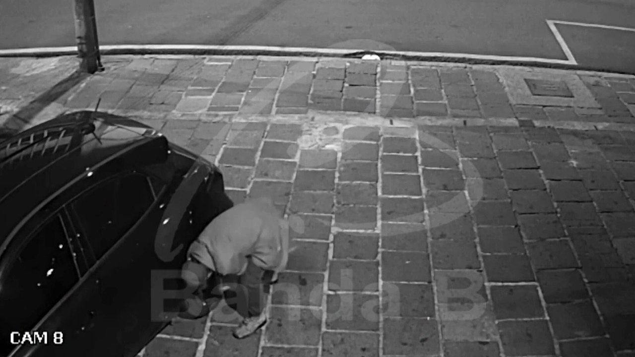 Homem é flagrado por câmeras furtando rodas de carros em Curitiba; suspeito escondia peças em sacos de lixo