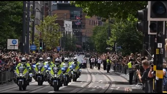 In migliaia a Birmingham per il corteo funebre di Ozzy Osbourne