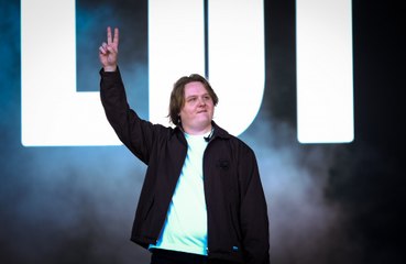 Lewis Capaldi escucha la música de Eminem para dormir mejor