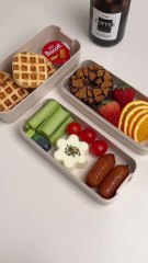 The girl dedicates herself to making lunch boxes