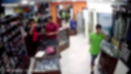 Trio é flagrado furtando peças de roupa em loja dentro de shopping