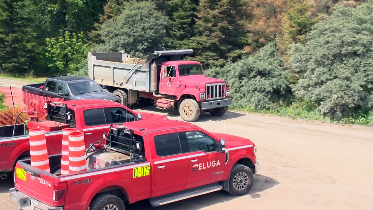 Maria aménage des espaces pour observer le chantier de la recharge de plage