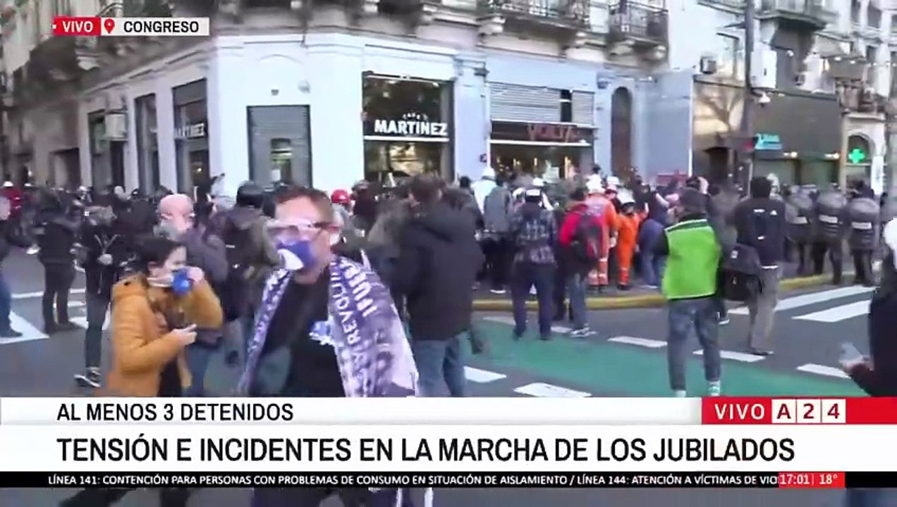 A24.com - 🔴MARCHA DE JUBILADOS： CRECE LA TENSIÓN, CORRIDAS, GASES Y PIEDRAZOS  ...