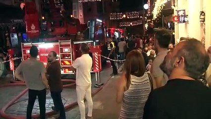 Beyoğlu’nda eğlence mekanı çatısında korkutan yangın