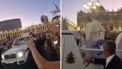 Papa Leone tifa...Novara! Prende al volo la sciarpa del club