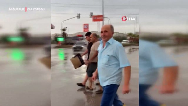 Kuraklığın etkisini hissettirdiği Hatay’da etkili olan sağanak yağmur yolları göle çevirdi
