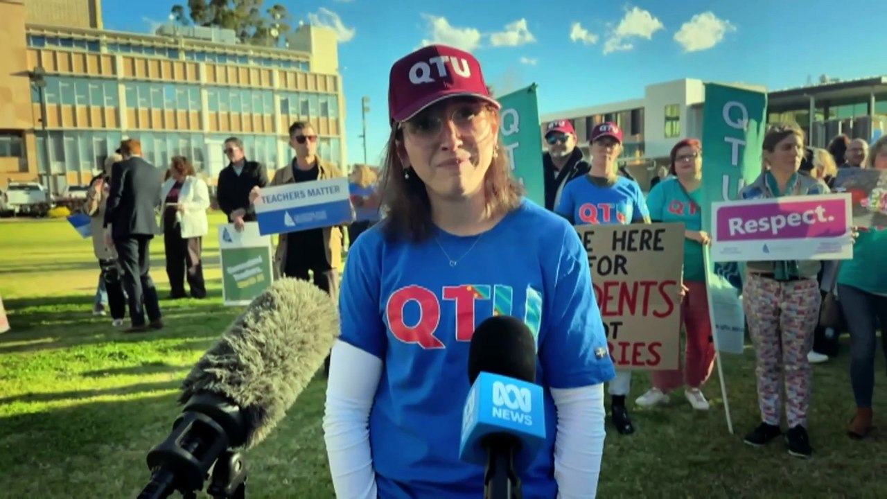 Queensland teachers rally for first time in 16 years after pay talks break down