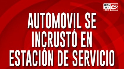 Automovil se incrusto en estación de servicio.