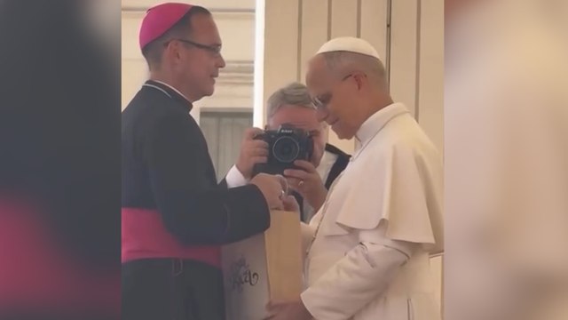 ext-Video- Monseñor Daniel Francisco obsequió café y miel de Costa Rica a papa León XIV-300725