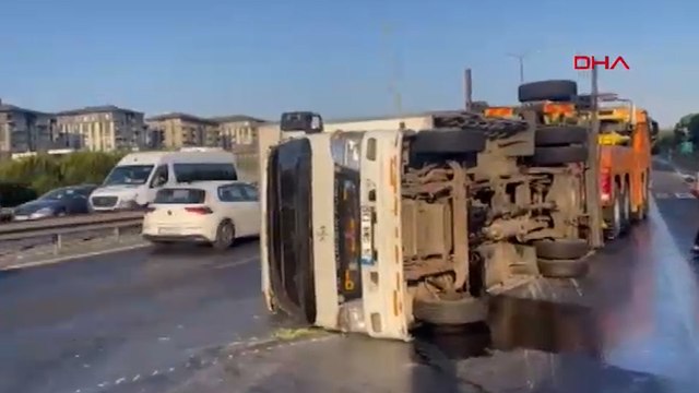 Başakşehir TEM Otoyolu'nda kamyonet devrildi; trafik yoğunluğu oluştu