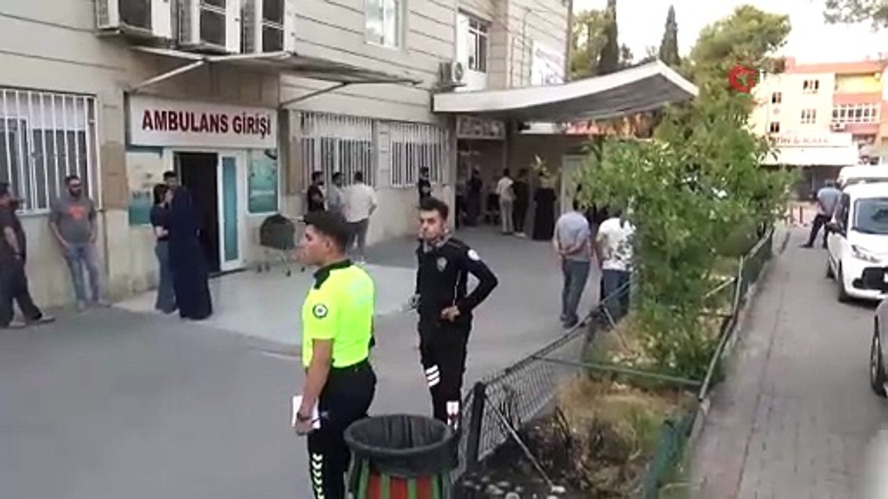 Hastanenin acil servisinde eli bıçaklı dehşet: Doktora ve güvenliği yaraladı!