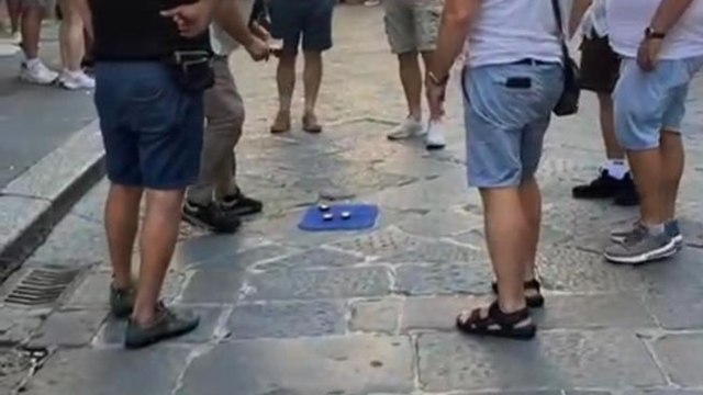 La truffa delle tre carte torna in piazza del Duomo a Firenze