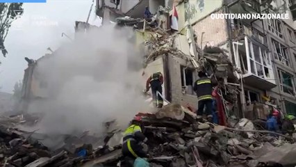 Missili russi su Kiev, sventrato un edificio residenziale