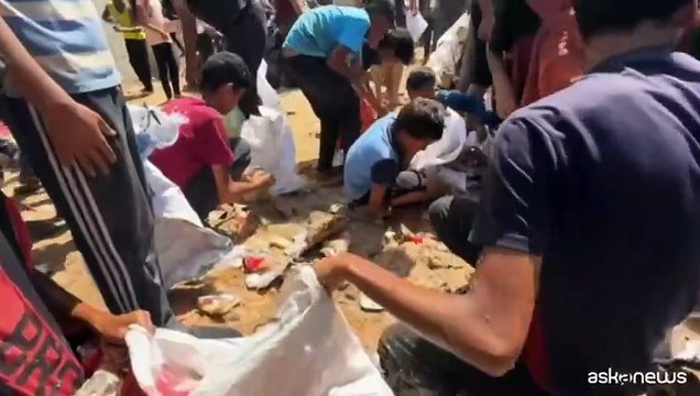 A Gaza la corsa per gli aiuti dal cielo: Tutto danneggiato, umiliante